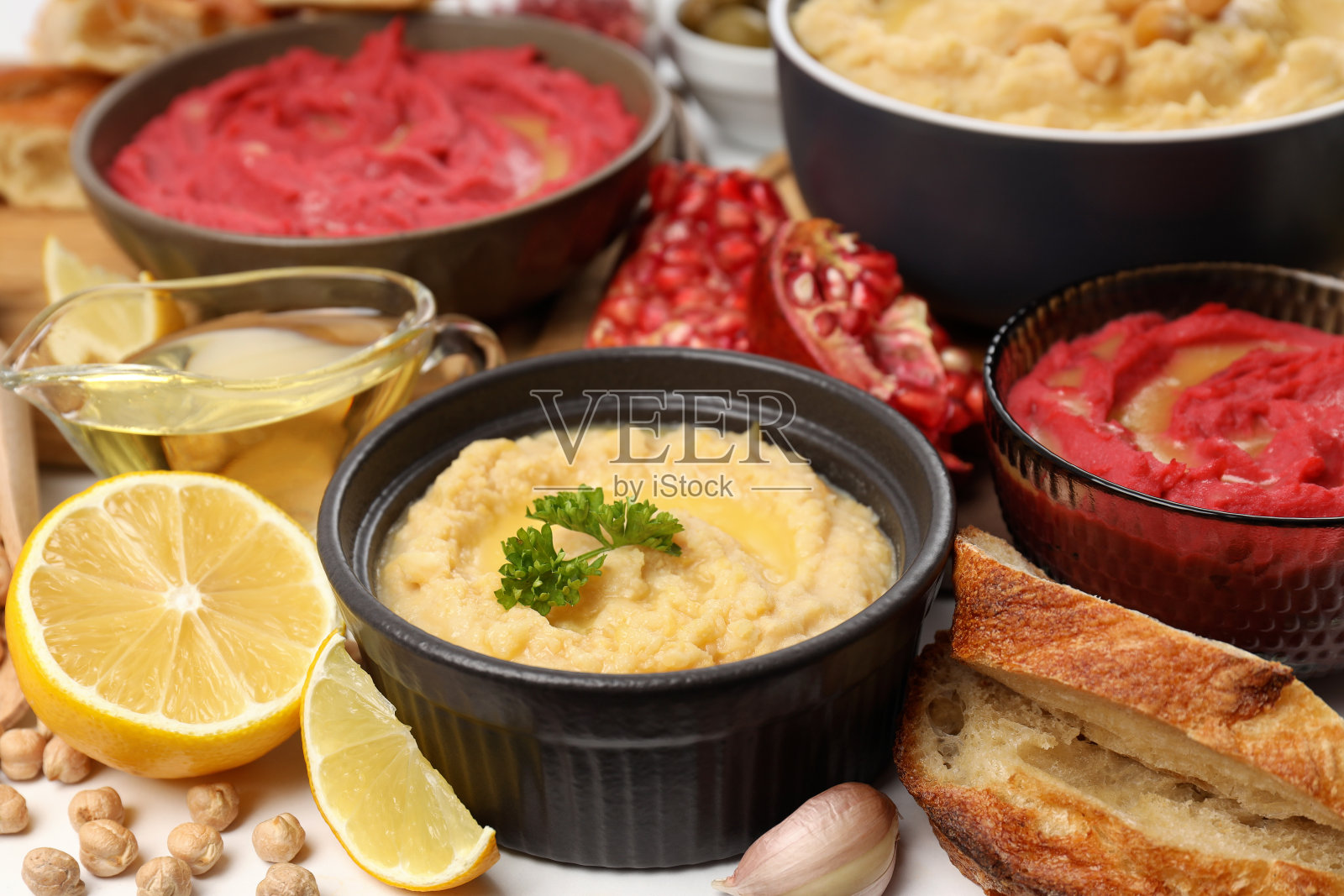 有鹰嘴豆泥的美味食物的概念,近距离照片摄影图片