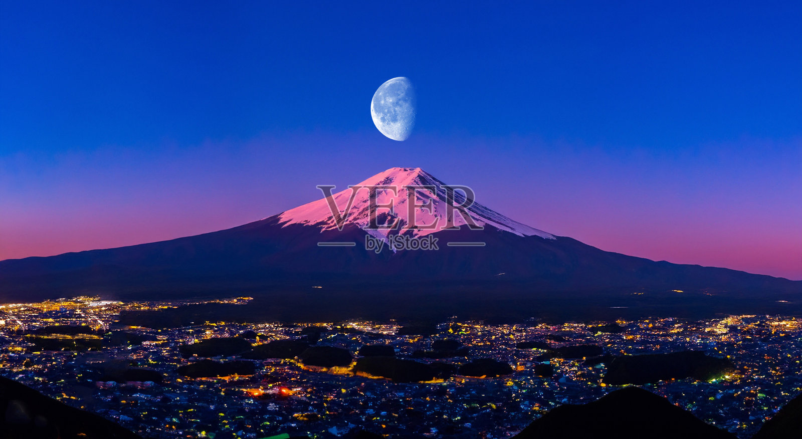 美丽的富士山鸟瞰图,上面有一个大月亮照片摄影图片
