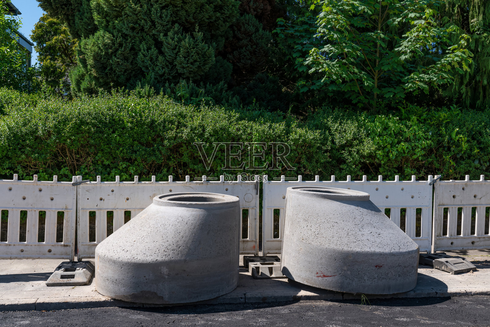 建筑工地下水道沙井的两个混凝土部分。照片摄影图片