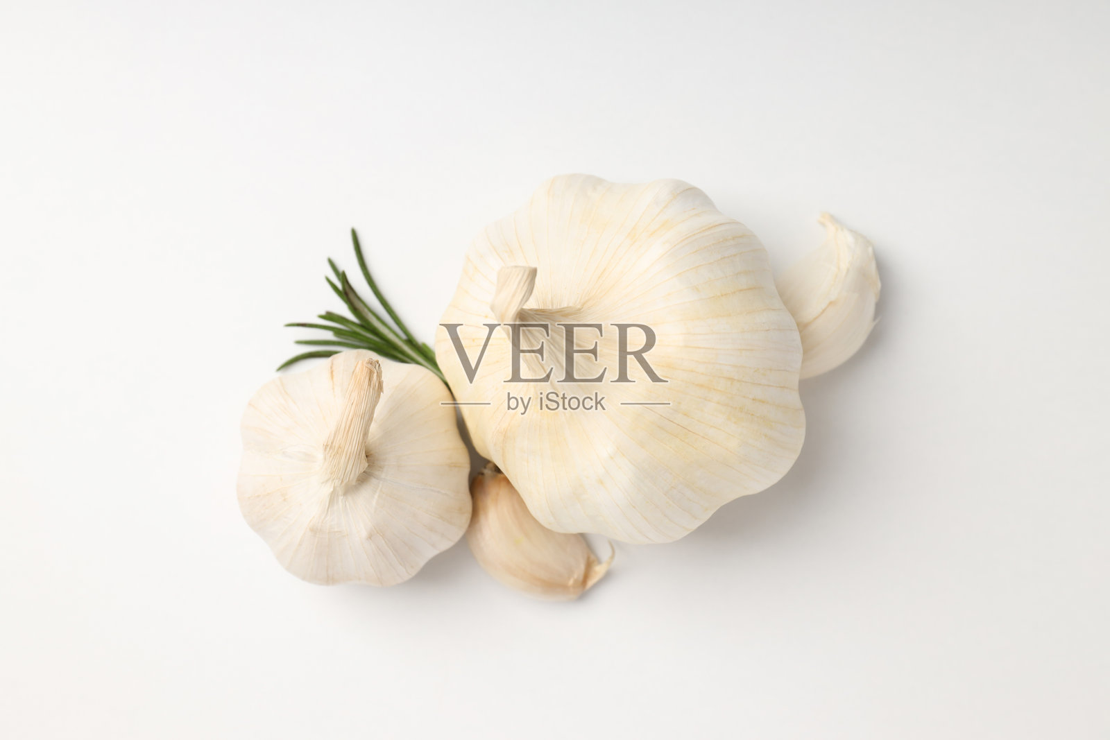 白色背景的迷迭香蒜,特写照片摄影图片