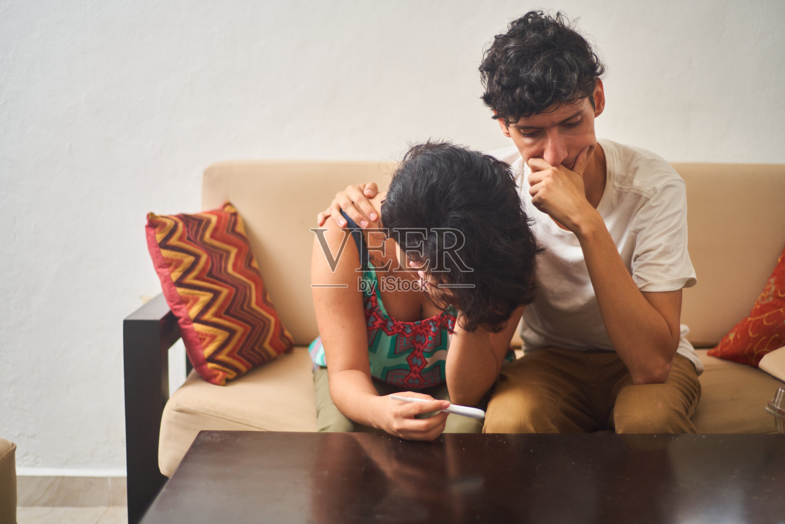 年轻的拉丁夫妇对验孕结果感到难过。概念,意识的母性,计划生育。照片摄影图片