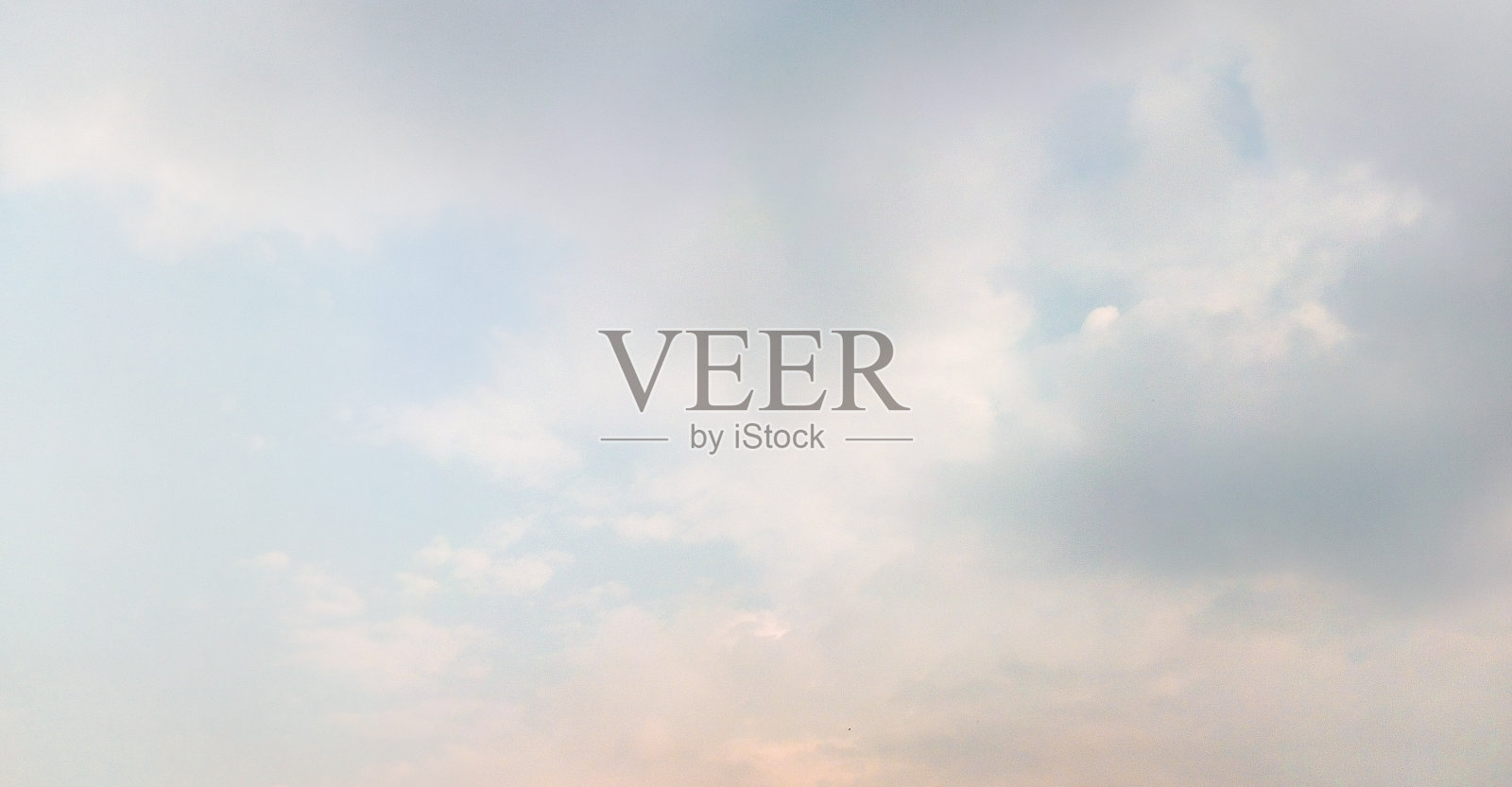 蔚蓝的天空带着一丝黄色照片摄影图片