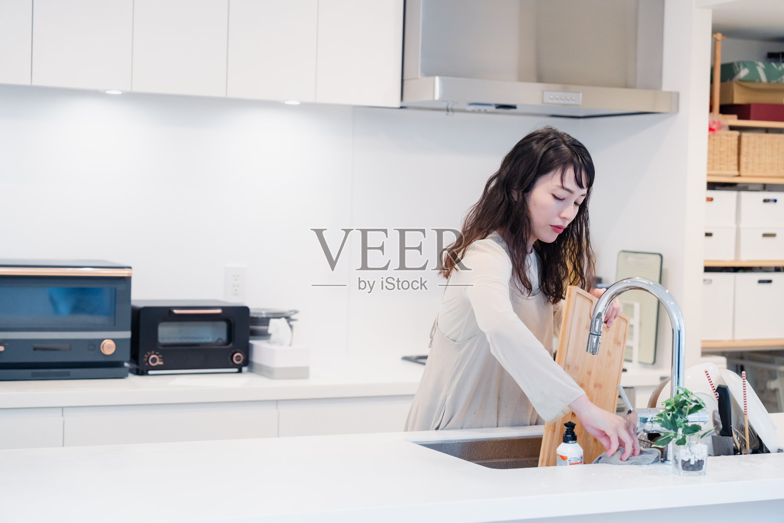 一个家庭主妇在厨房里洗盘子照片摄影图片