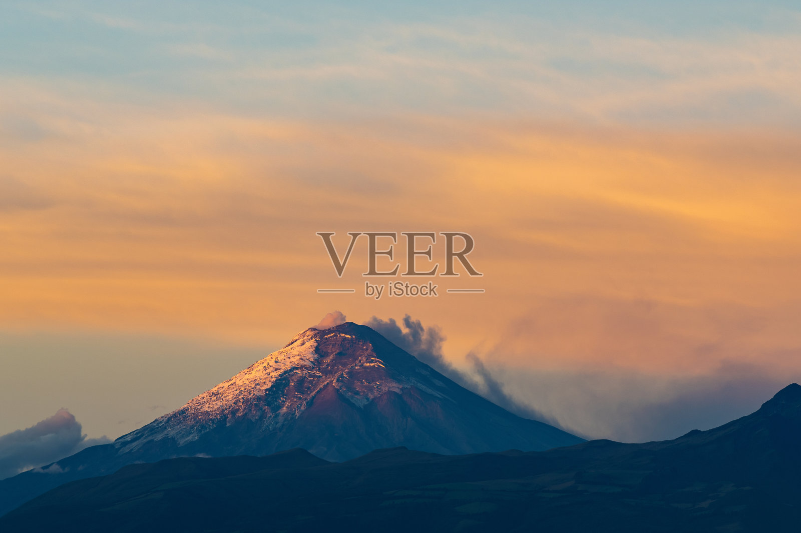科托帕希火山日出喷发,基多,厄瓜多尔照片摄影图片