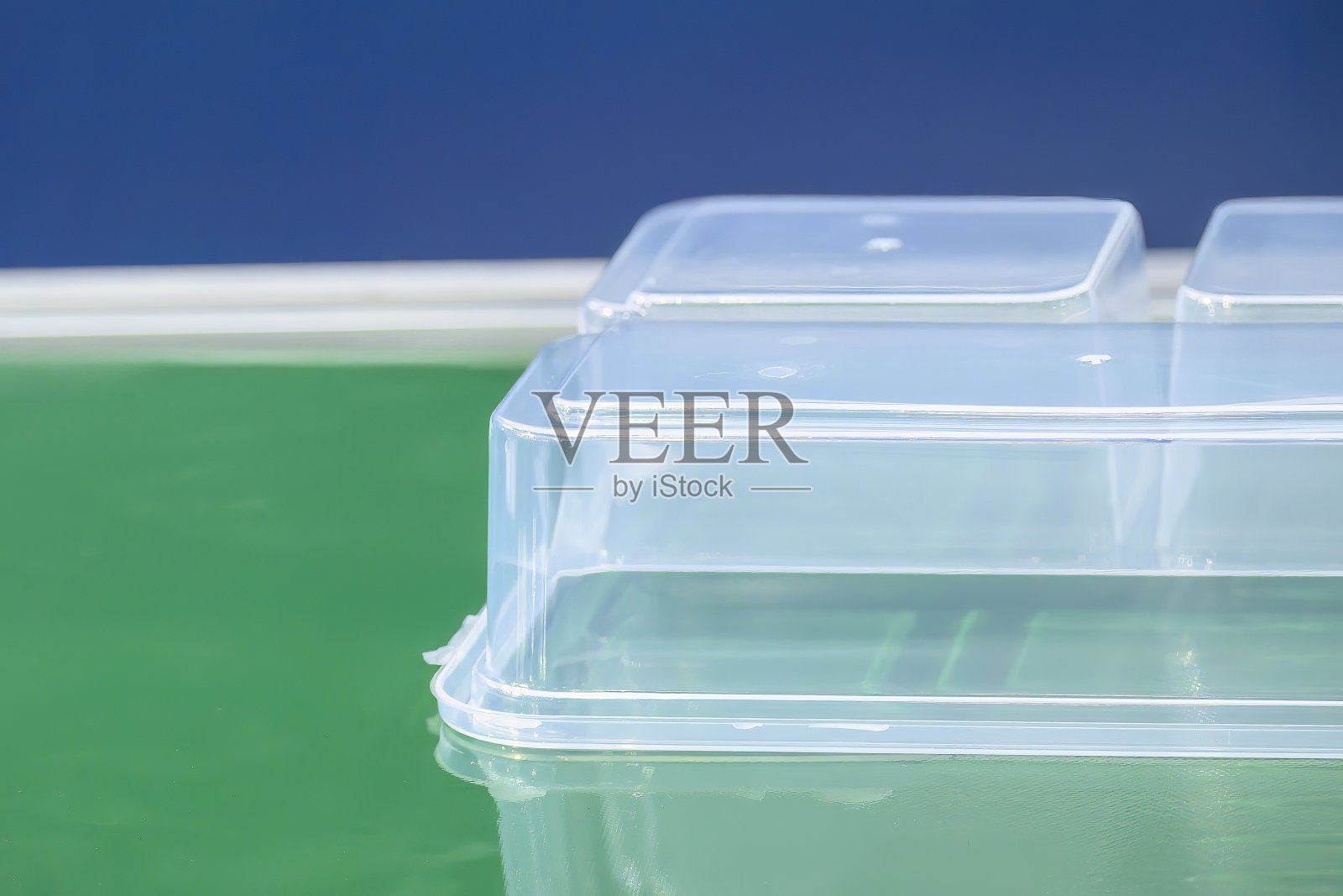 箱体容器零件的制造工艺采用注塑机。照片摄影图片