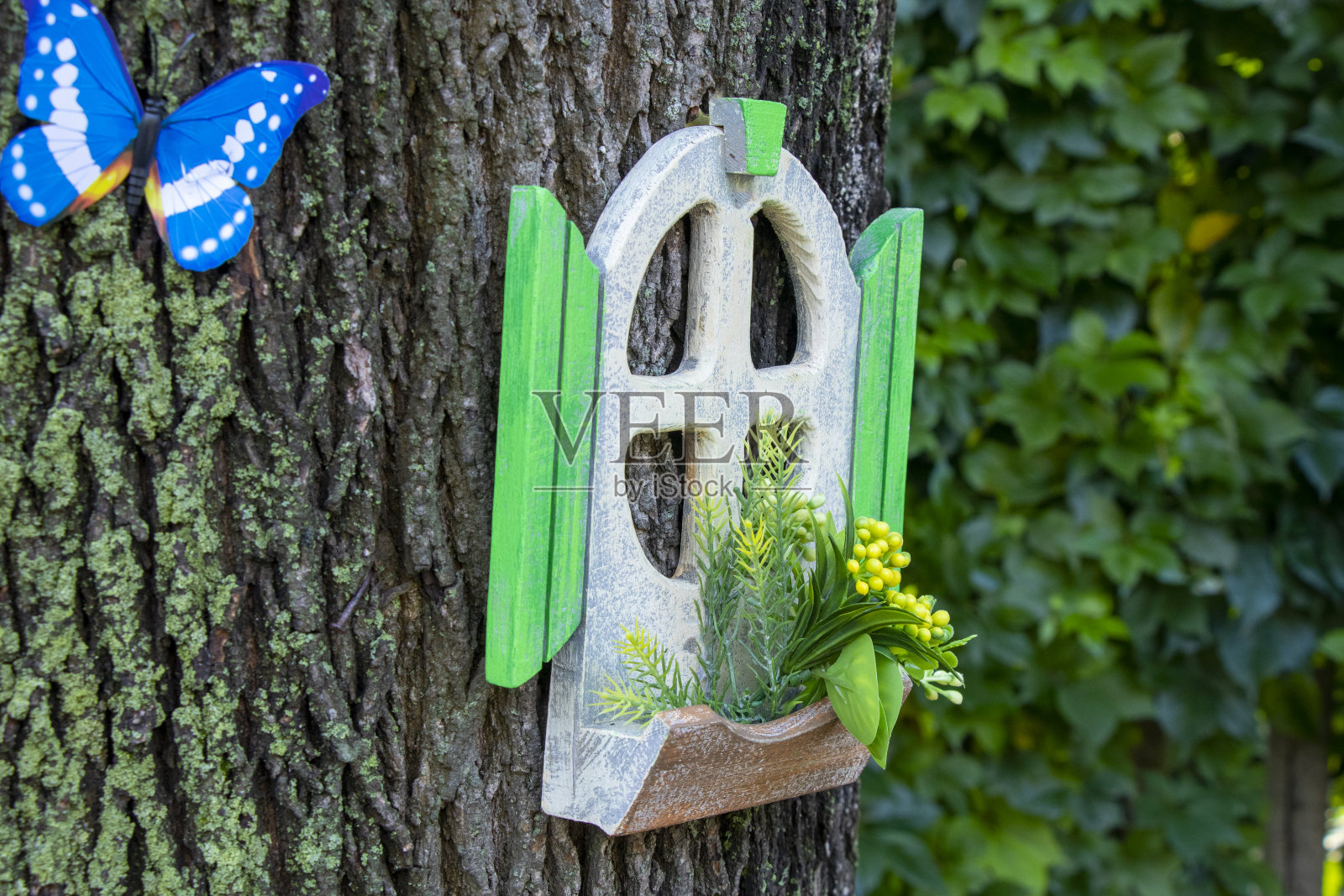 迷你装饰自制树屋在城市的公园里作为装饰,装饰房子小得不可思议照片摄影图片