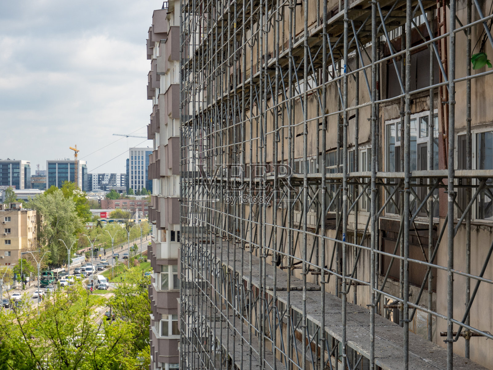 公寓墙体上的脚手架,用于隔热工程照片摄影图片