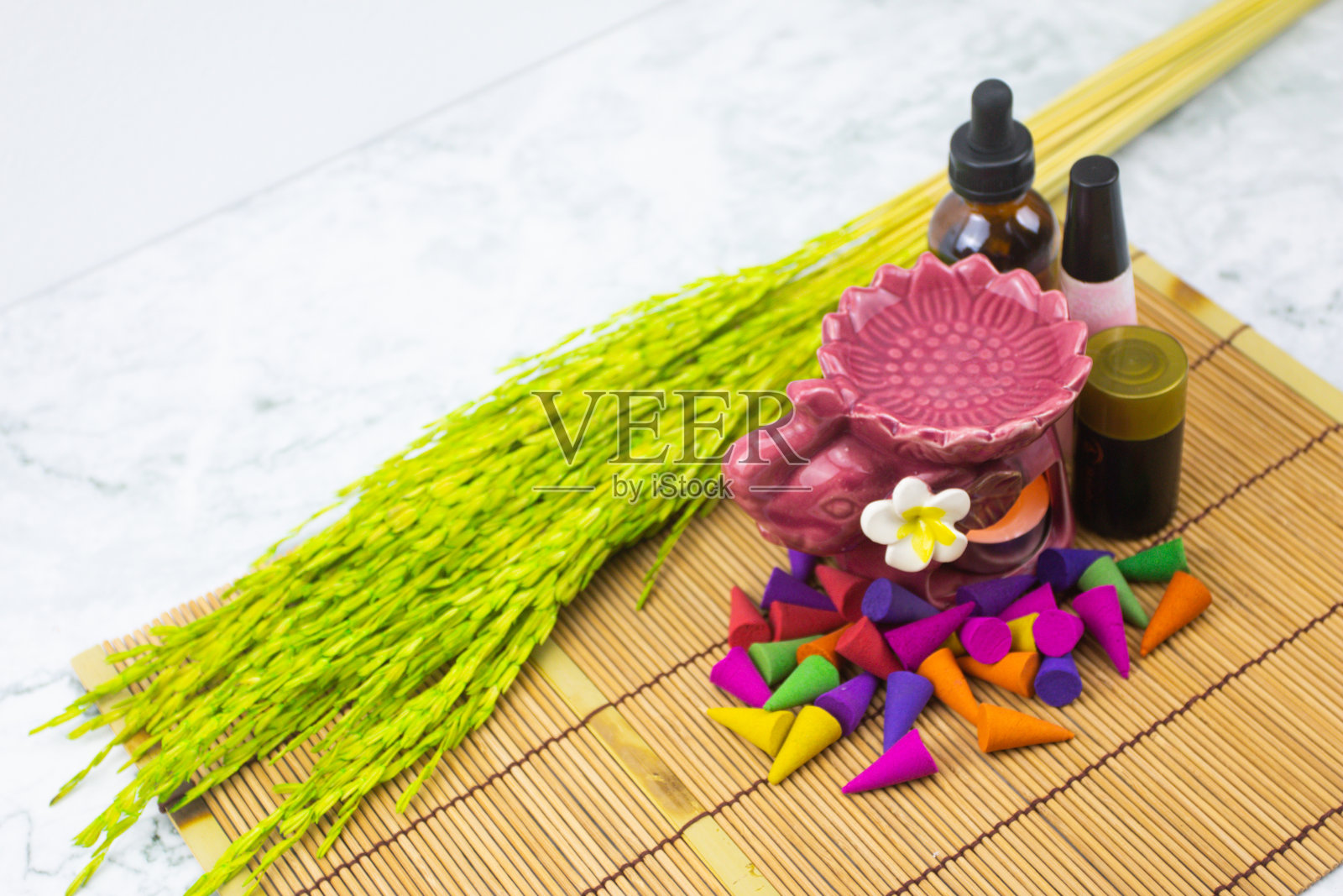 香锥和象香燃烧器的静物风格照片摄影图片