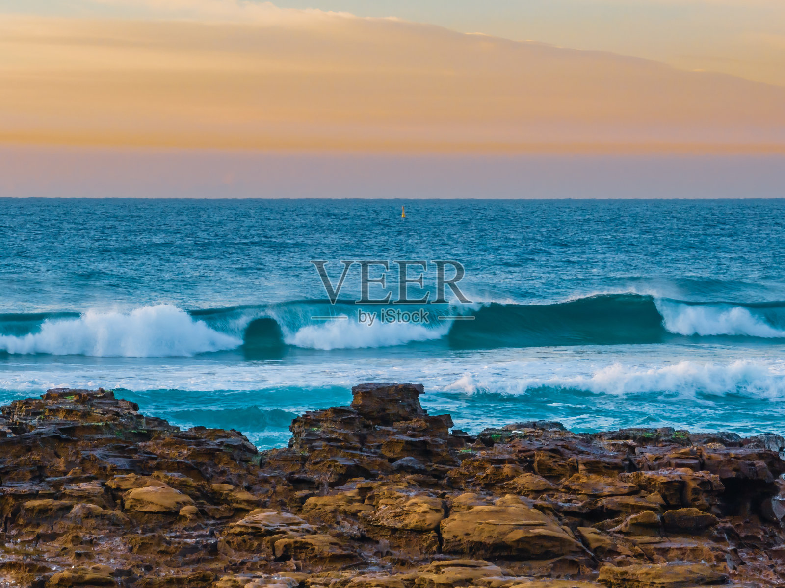 海洋日出与波浪和色彩柔和的天空照片摄影图片