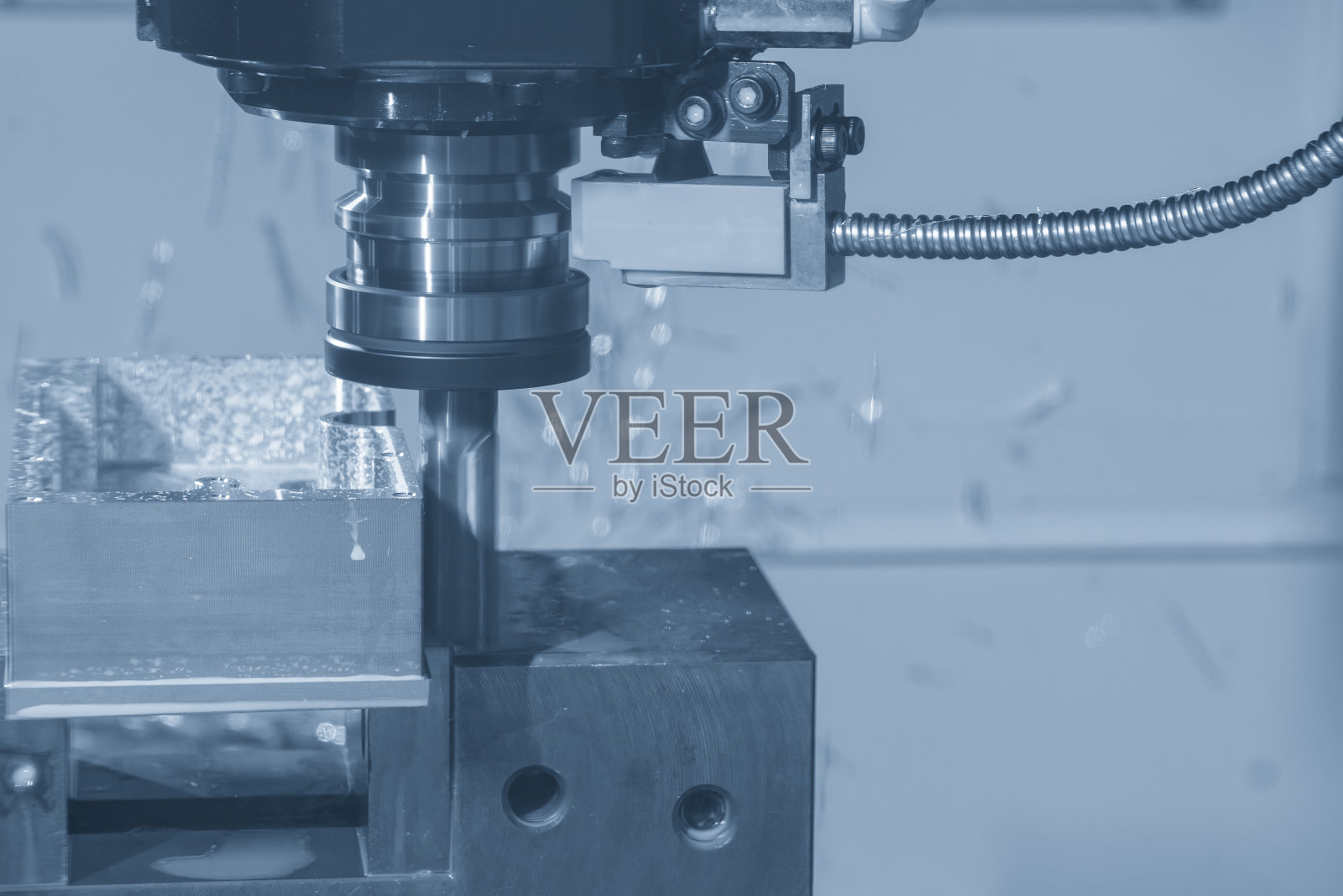 数控铣床用平面立铣刀粗切铝壳。照片摄影图片