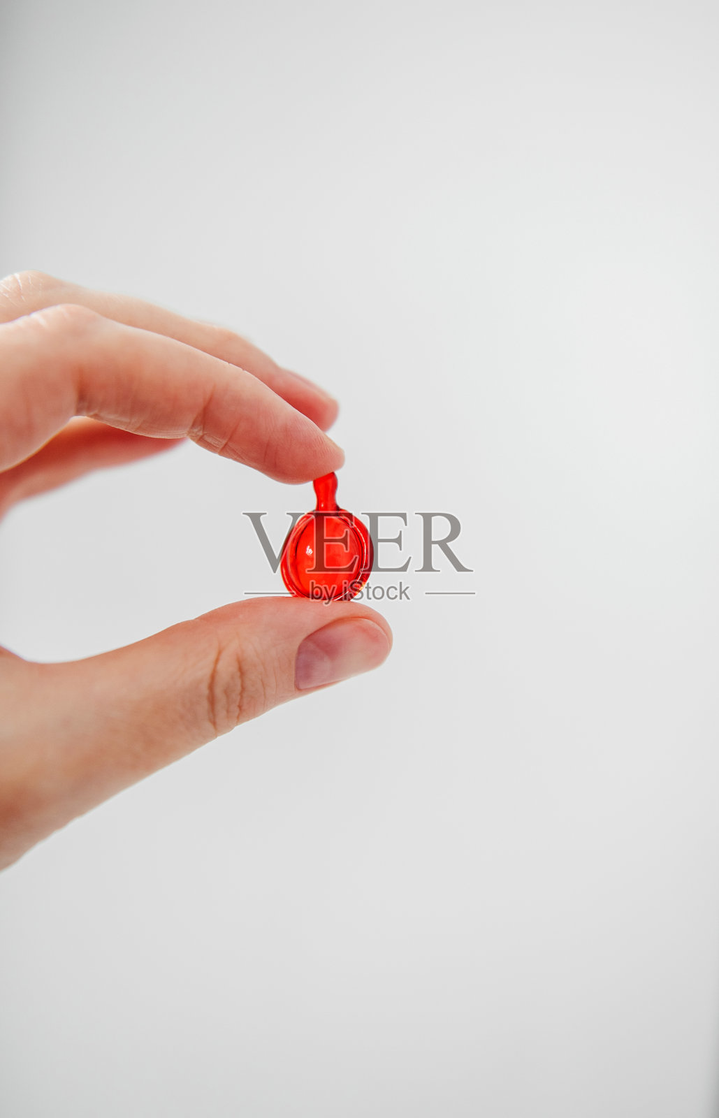 女孩手里拿着一个装有发油的胶囊照片摄影图片