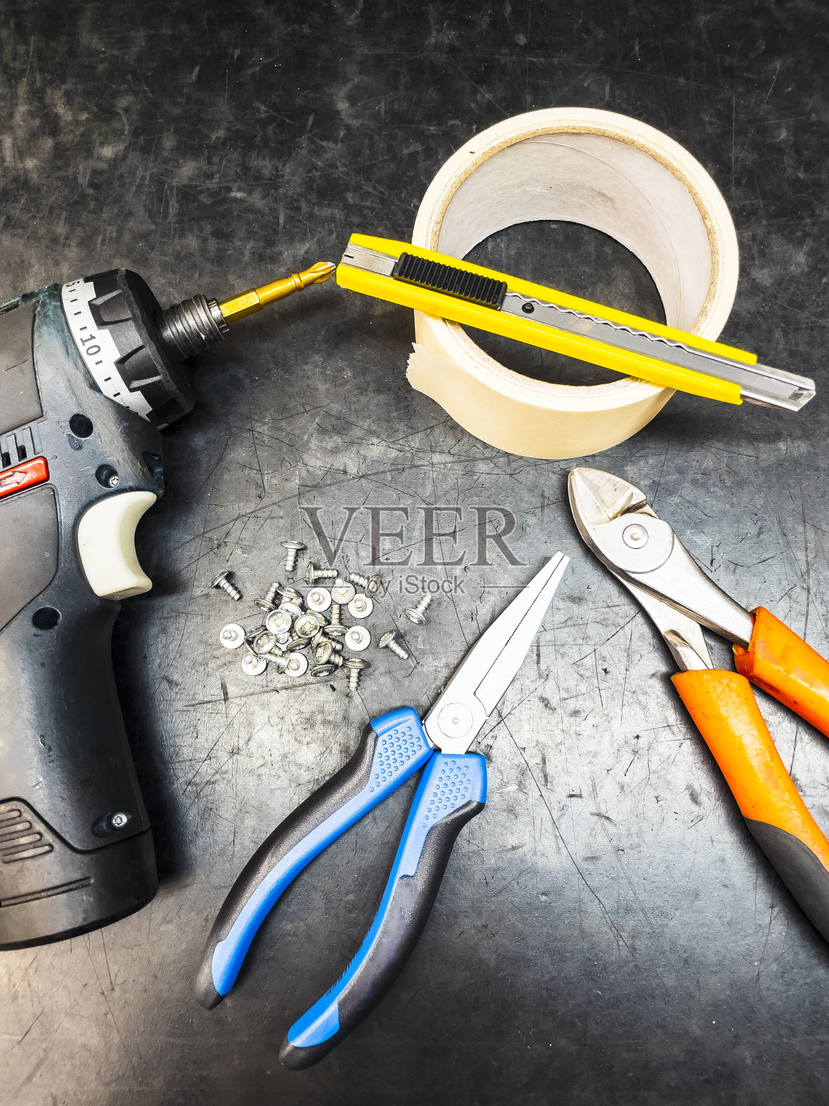作业工具:电动螺丝刀、小刀、螺丝、安全手套、钳子、剪钳、油漆工胶带。照片摄影图片