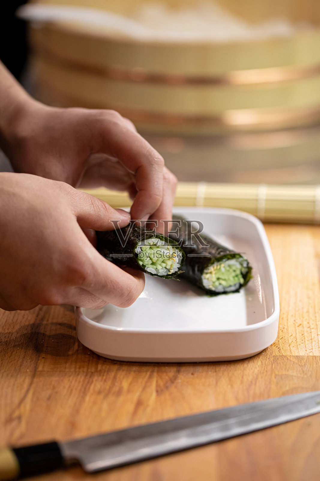 厨师用黄瓜做寿司卷照片摄影图片