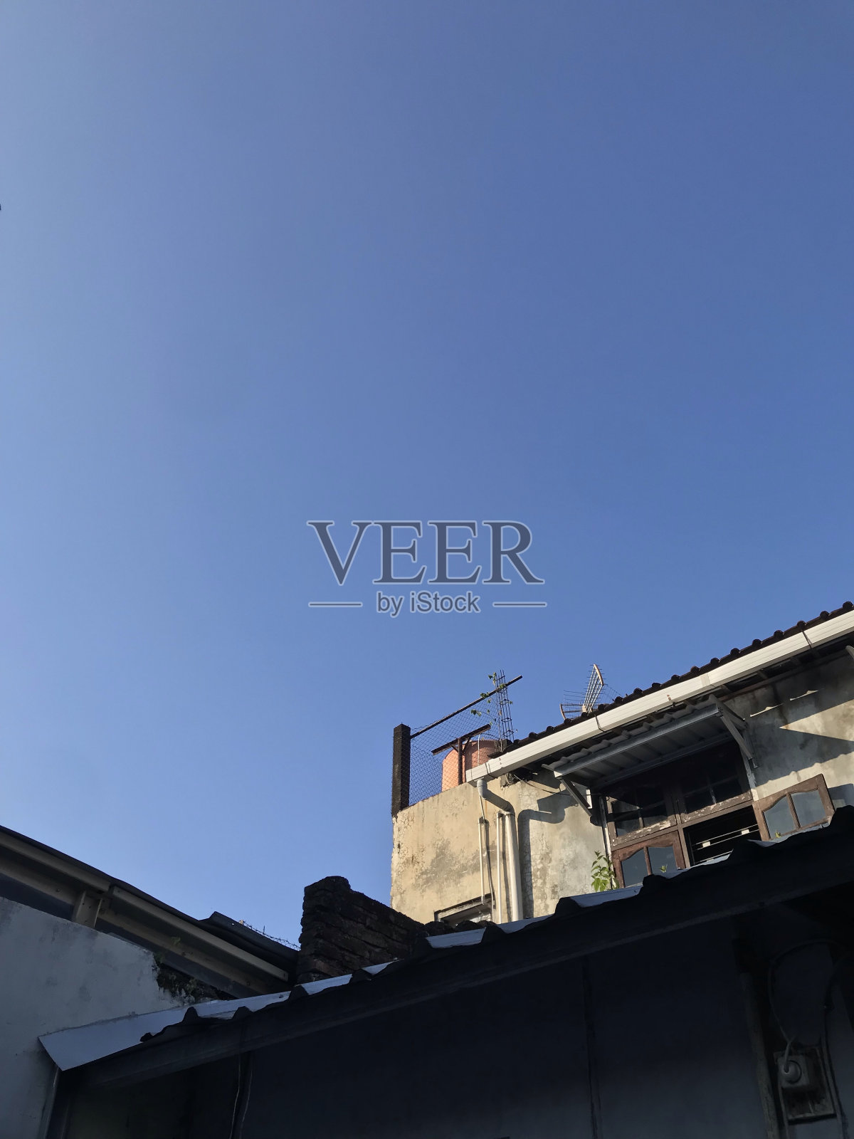 屋顶上的蓝天照片摄影图片