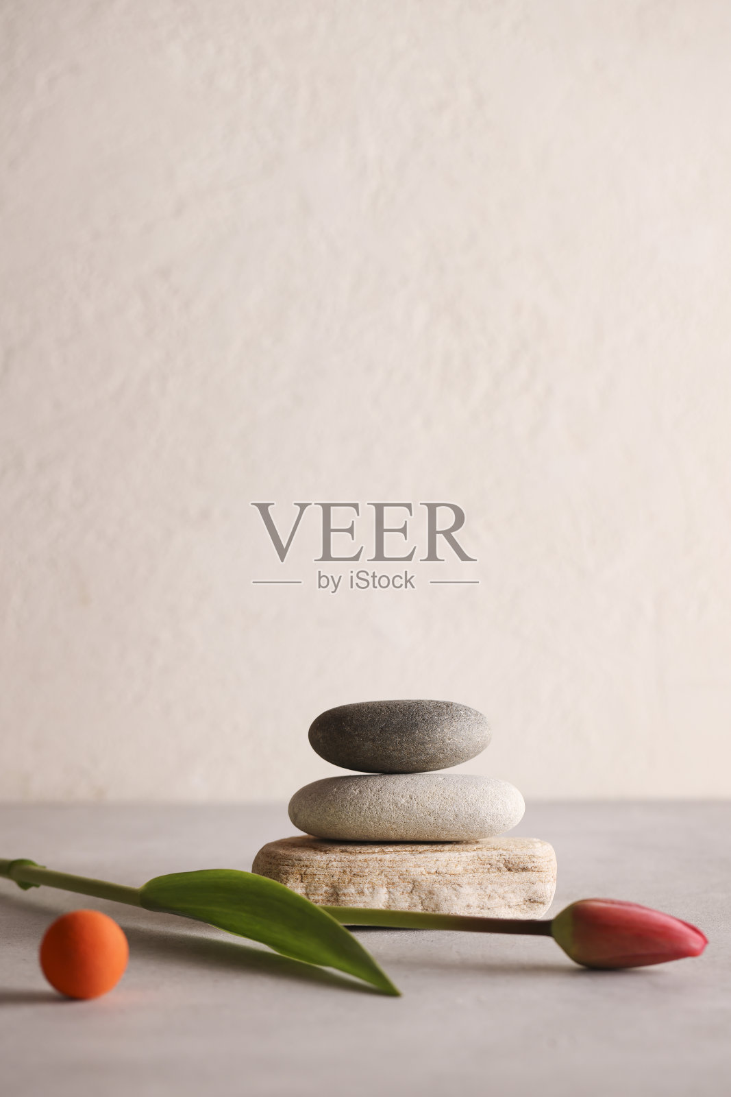 品牌和产品展示的最低背景。天然石材产品展示在灰色背景。副本的空间。广告与销售理念照片摄影图片