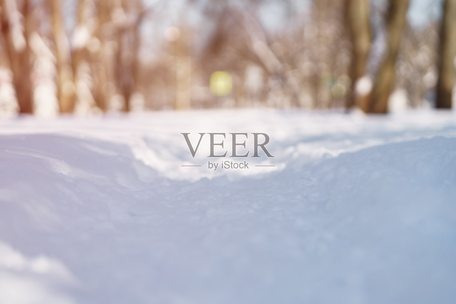 雪后的清晨,镇上的小路被雪踏过照片摄影图片