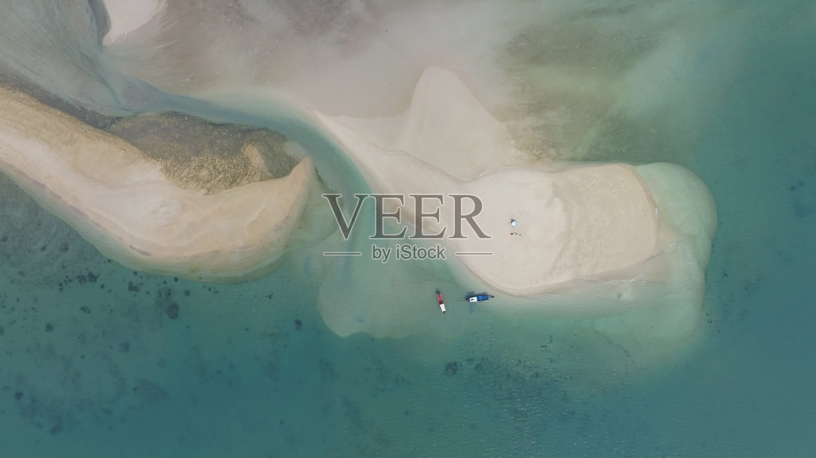 鸟瞰图夏天与沙滩,而放松假期的白色沙滩在泻湖的背景照片摄影图片