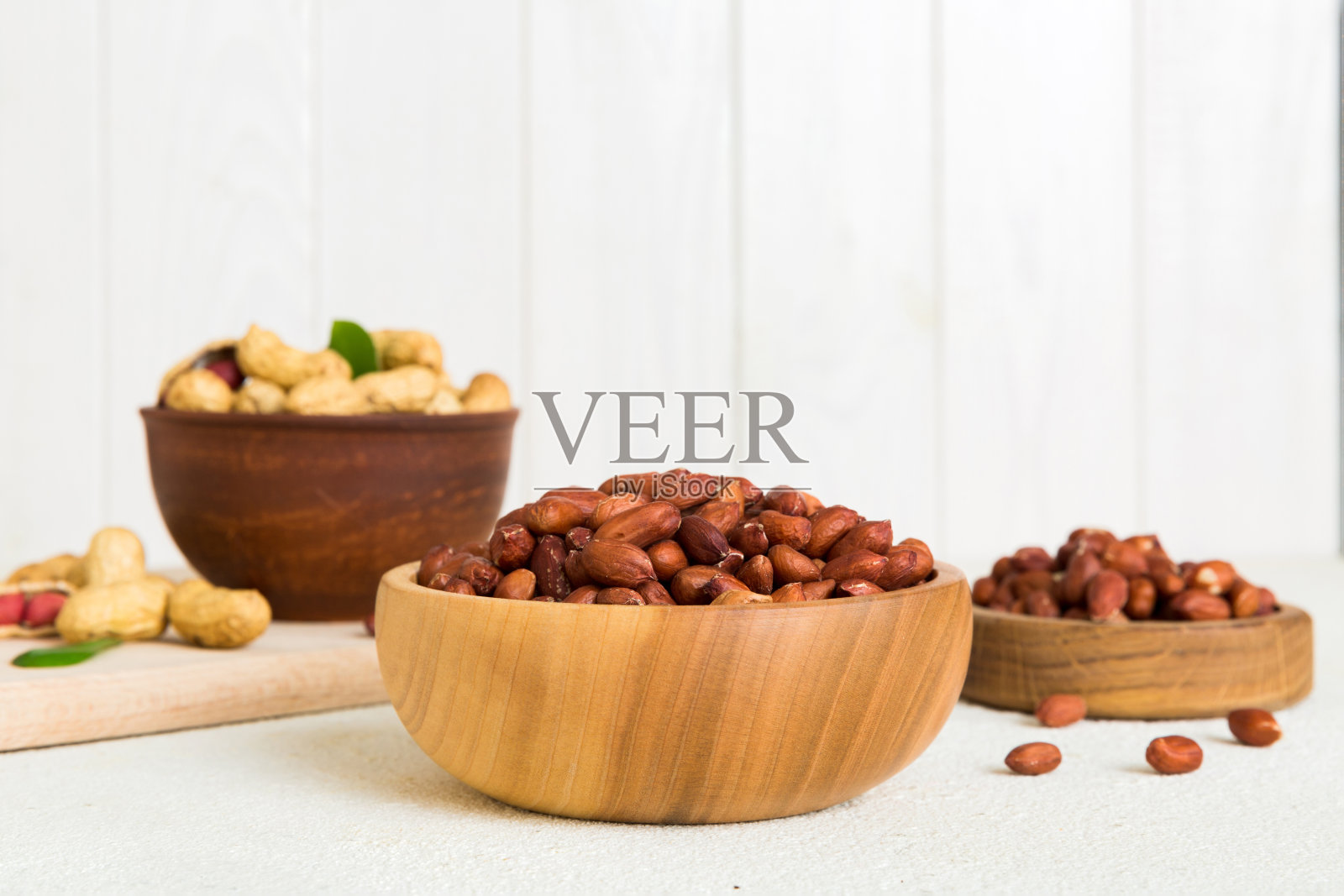 新鲜健康的花生在碗在彩色的桌子背景。健康饮食bertholletia概念。超级食物照片摄影图片