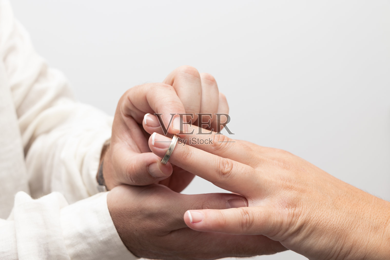 未来在一起:手拿订婚戒指来订婚照片摄影图片