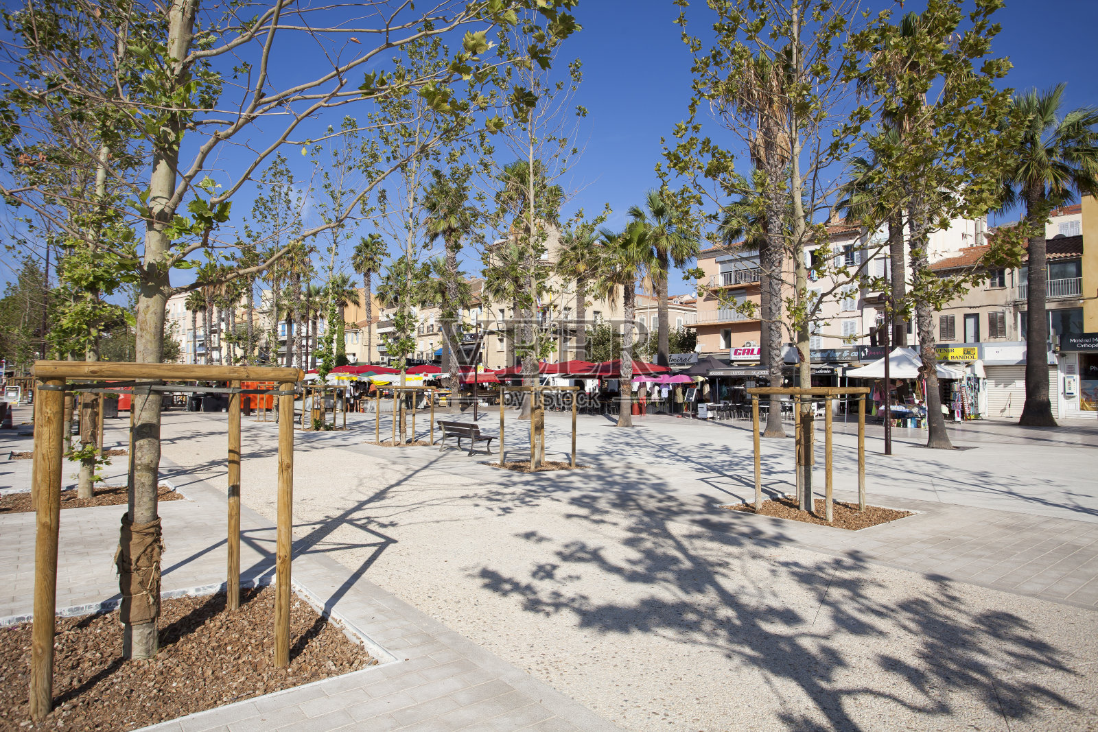 班多尔的海滨长廊,有商店和咖啡馆,滨海阿尔卑斯,蓝色海岸,法国南部,法国,欧洲照片摄影图片