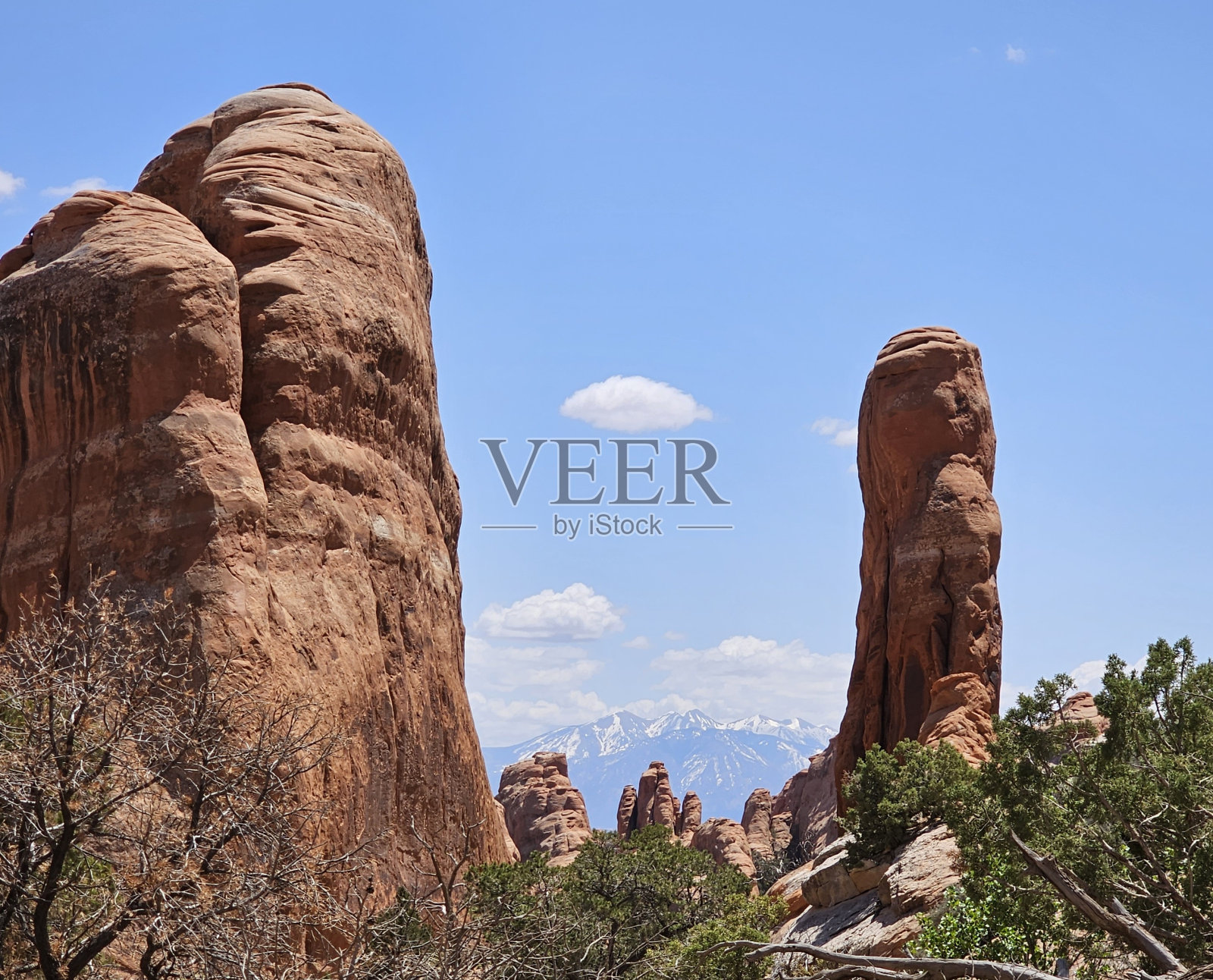 犹他拱门国家公园红岩蓝天魔鬼花园雪山照片摄影图片