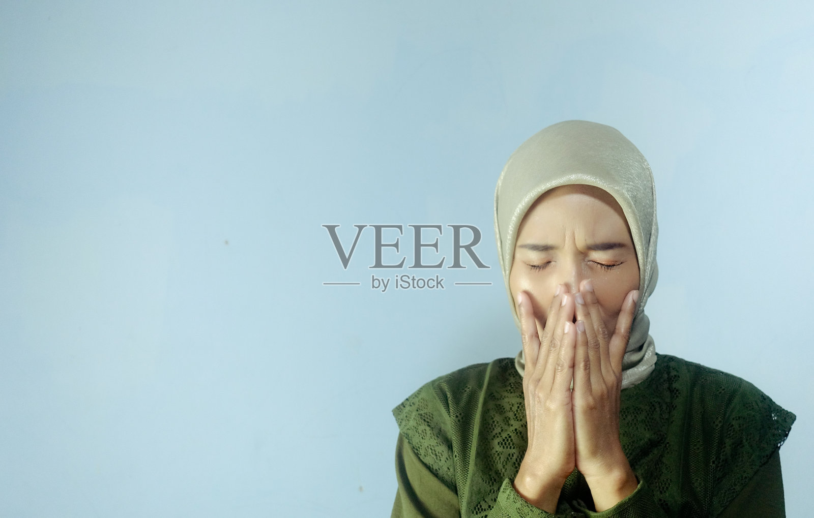 一个女人闭着鼻子照片摄影图片