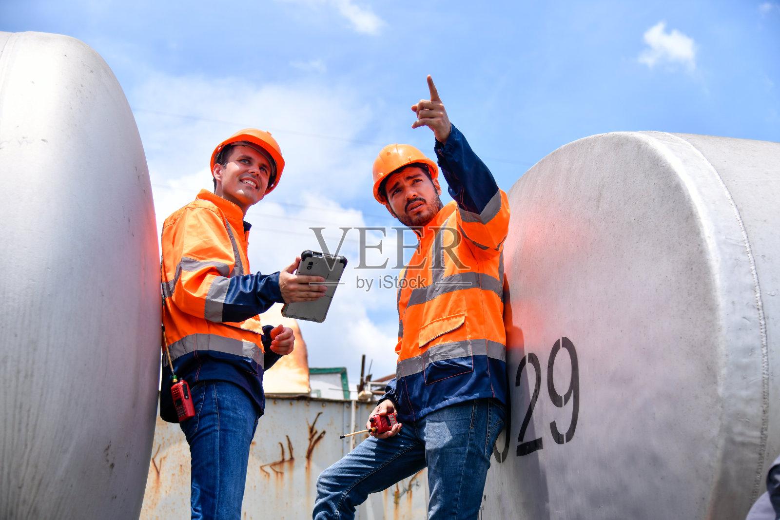 铁路检查工程师,铁路施工过程,列车测试和车站无线电通信检查铁路工作。工程师在工作中穿着安全制服和安全帽。照片摄影图片