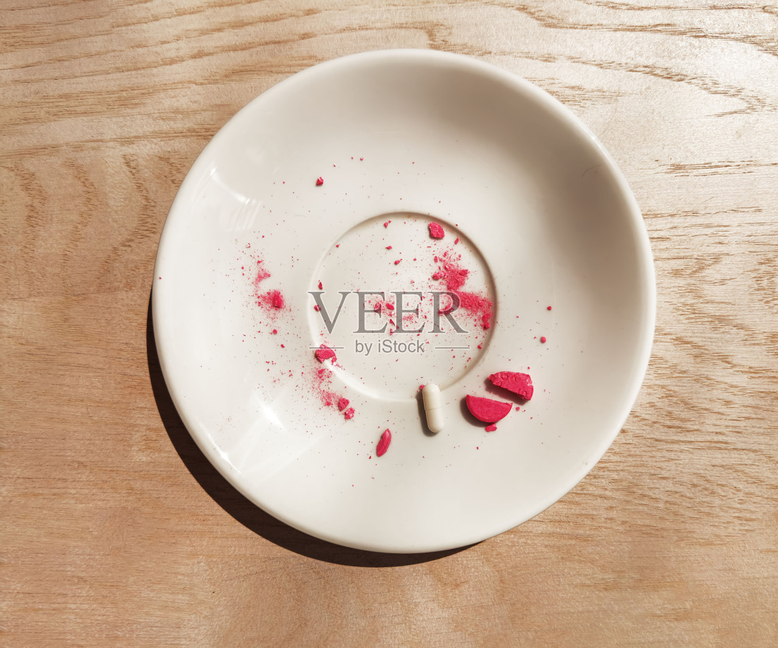 碟子上的药品、药片、胶囊和片剂照片摄影图片