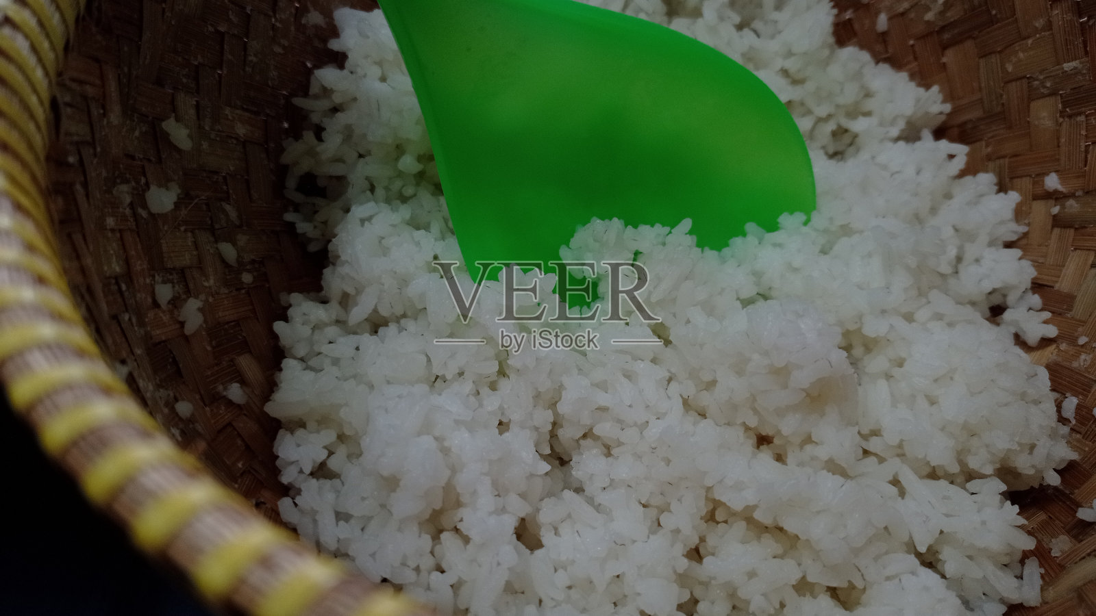 白米装在竹篮或竹篮里照片摄影图片