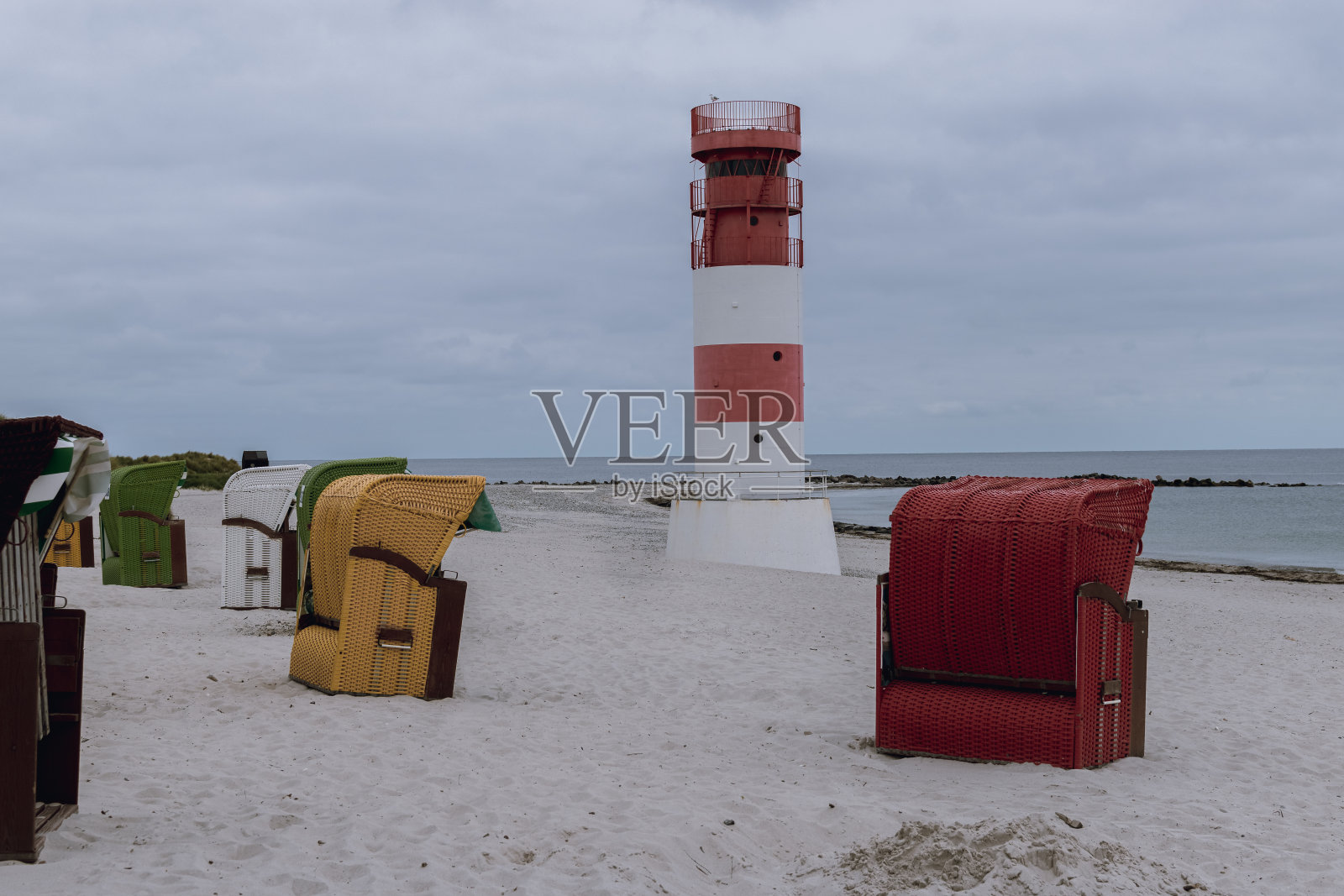 灯塔和黑尔戈兰岛沙滩上的日光浴者照片摄影图片