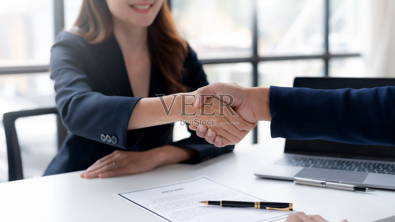 商业上的成功。商务人士握手协议确认在投资业务。成功的商业人士聚在一起。照片摄影图片