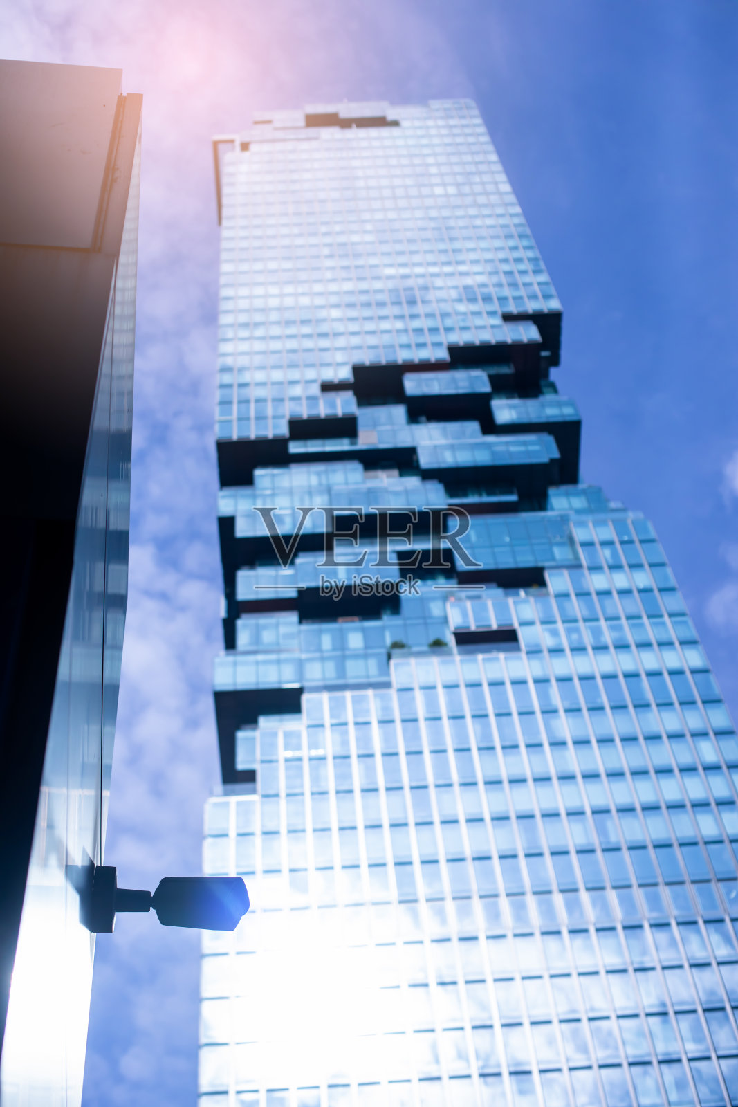 对阴影中的闭路电视摄像机选择性对焦。照片摄影图片