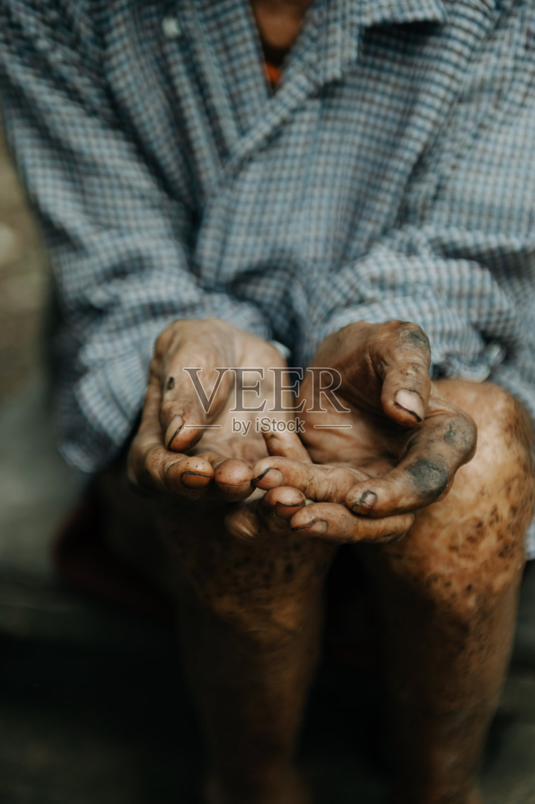 特写的男性布满皱纹的双手,老人带着皮肤病和焦虑的拷贝空间。照片摄影图片