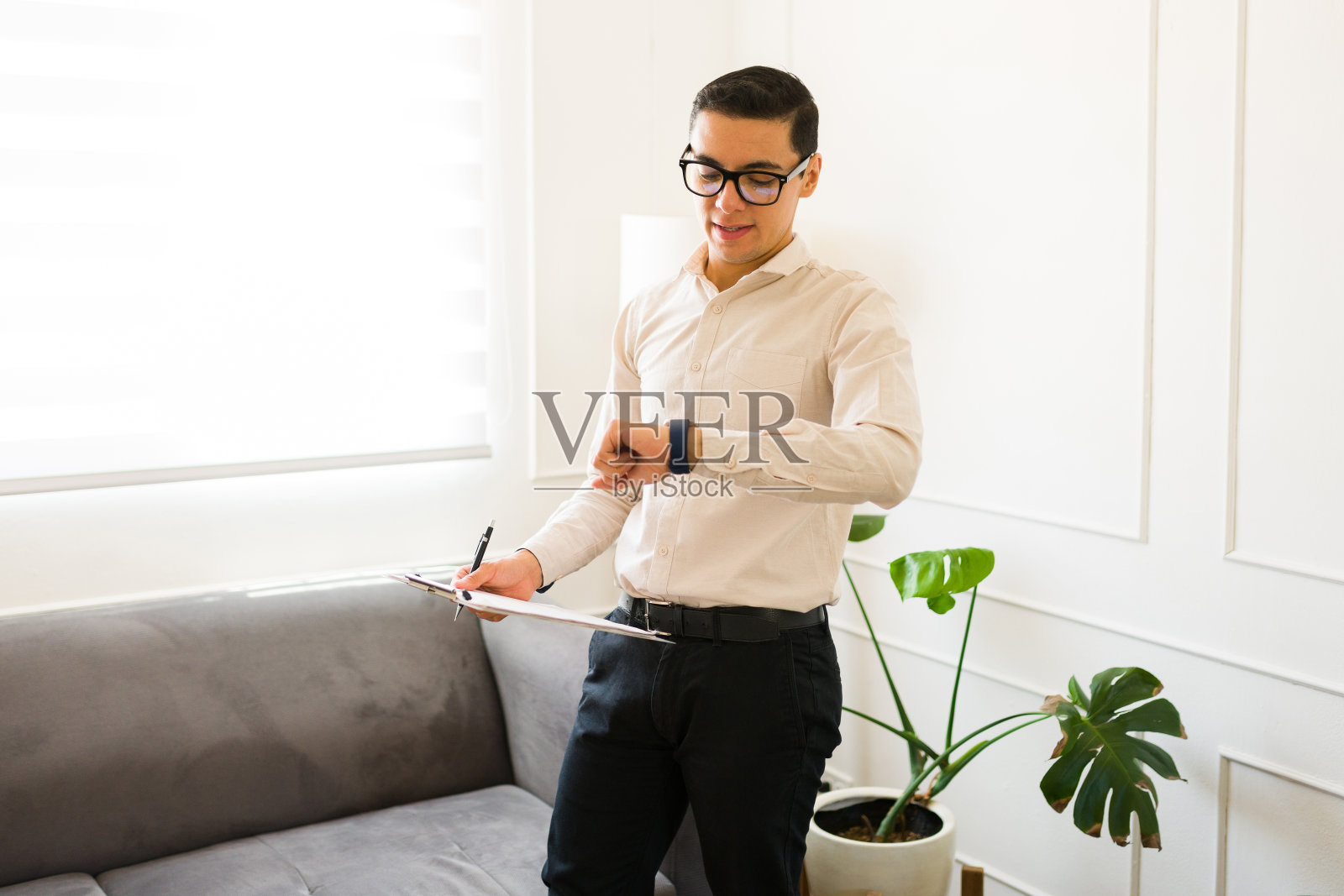 专业治疗师在他的办公室里等待病人照片摄影图片