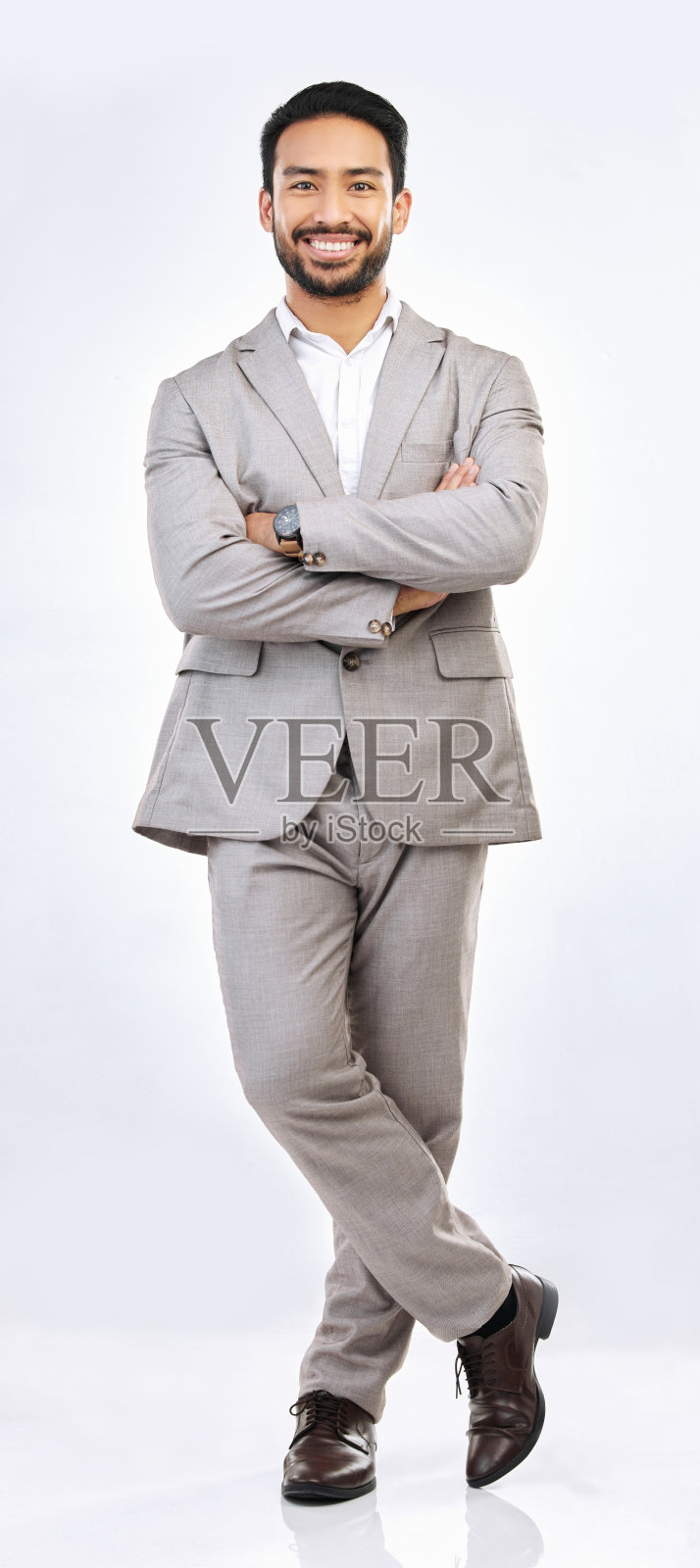 肖像,专业人士和商人在灰色背景下,双臂交叉站在工作室。对公司的成功充满信心的快乐的男员工,微笑和信任照片摄影图片