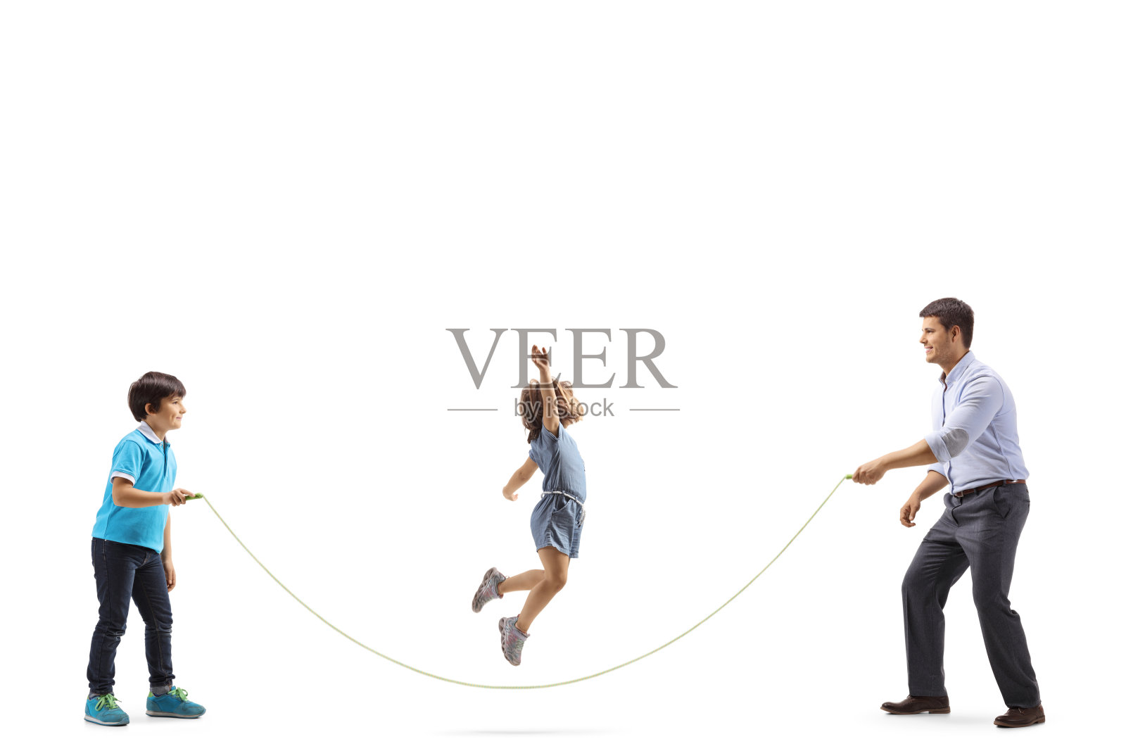 父亲和儿子女儿一起玩跳绳照片摄影图片