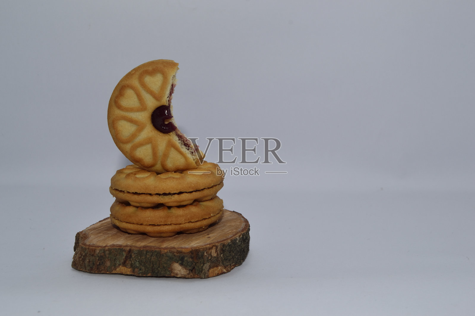 草莓罐夹心饼干照片摄影图片