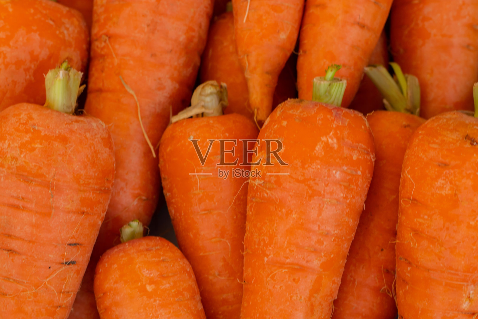 集市上装在盒子里的小胡萝卜作为背景特写照片摄影图片