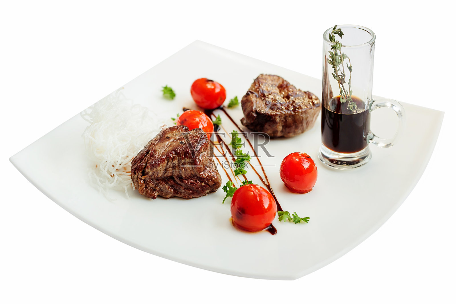 美味的牛排和圣女果隔离在白色照片摄影图片