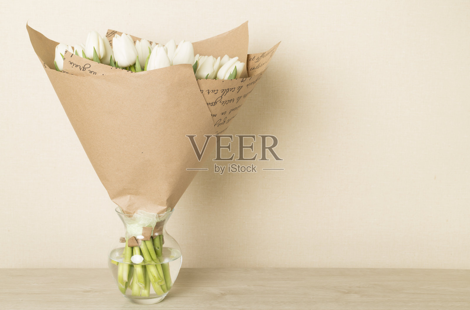 木桌上花瓶里的白色郁金香花照片摄影图片