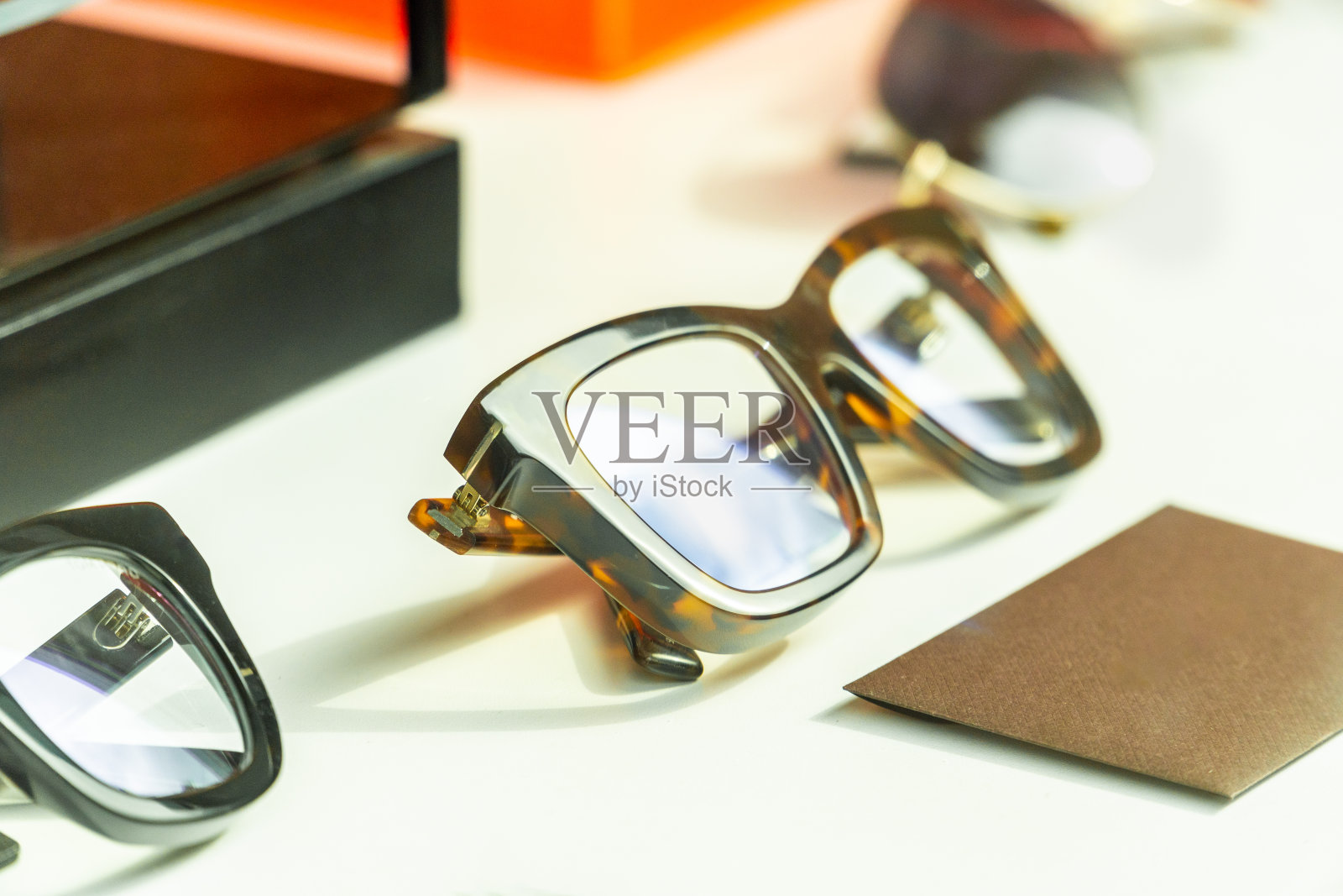 商店橱窗里展示的豪华太阳镜照片摄影图片