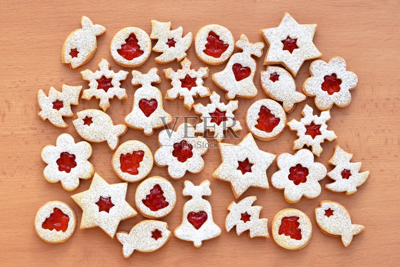 各种形状的林兹饼干,里面有草莓酱照片摄影图片