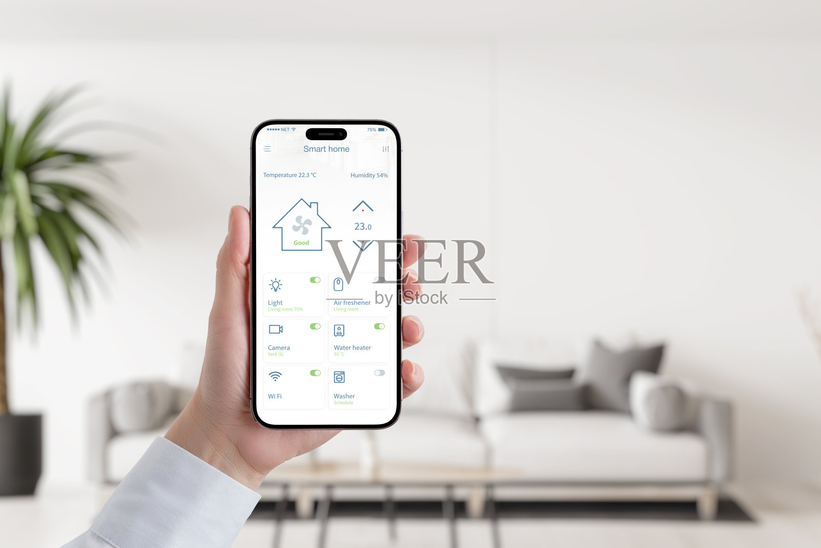 移动家庭的智能家居应用概念在女性手中。背景是客厅内部照片摄影图片