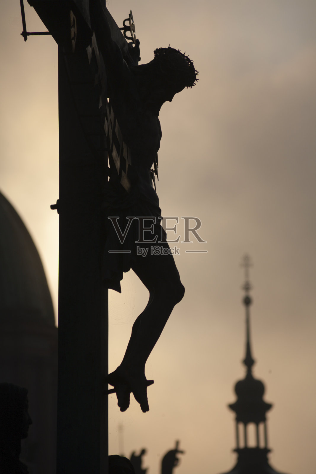 布拉格-日出时查理大桥上从H. Hilger穿过的剪影照片摄影图片