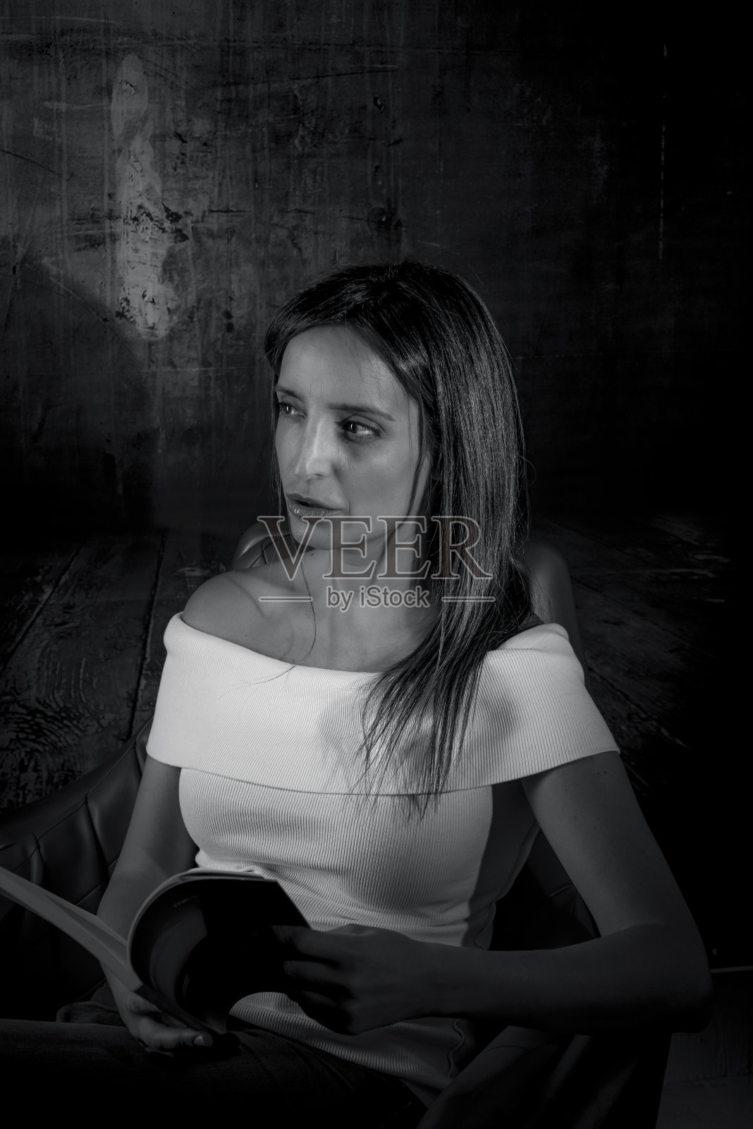 一位美丽年轻女子的黑白肖像照片摄影图片