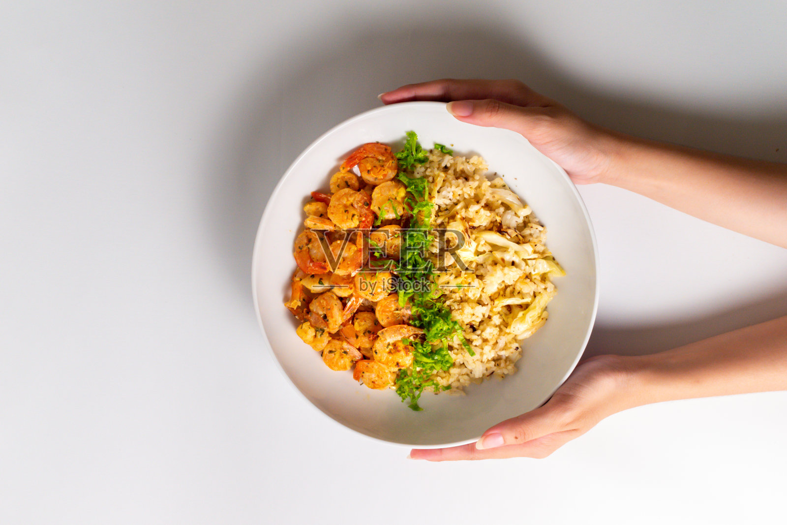 奶油炒虾饭和花椰菜照片摄影图片