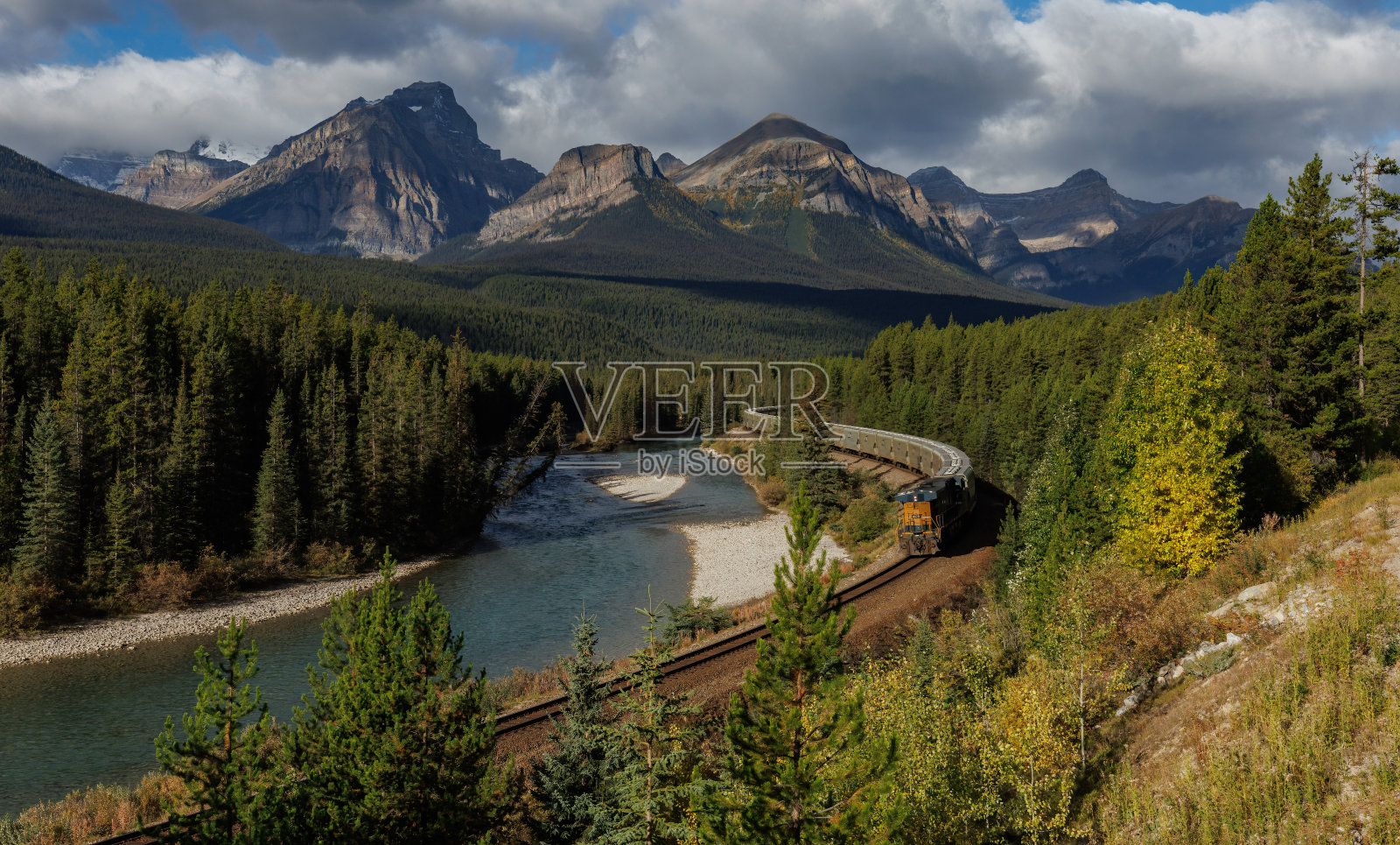 加拿大班夫国家公园的莫兰特曲线照片摄影图片