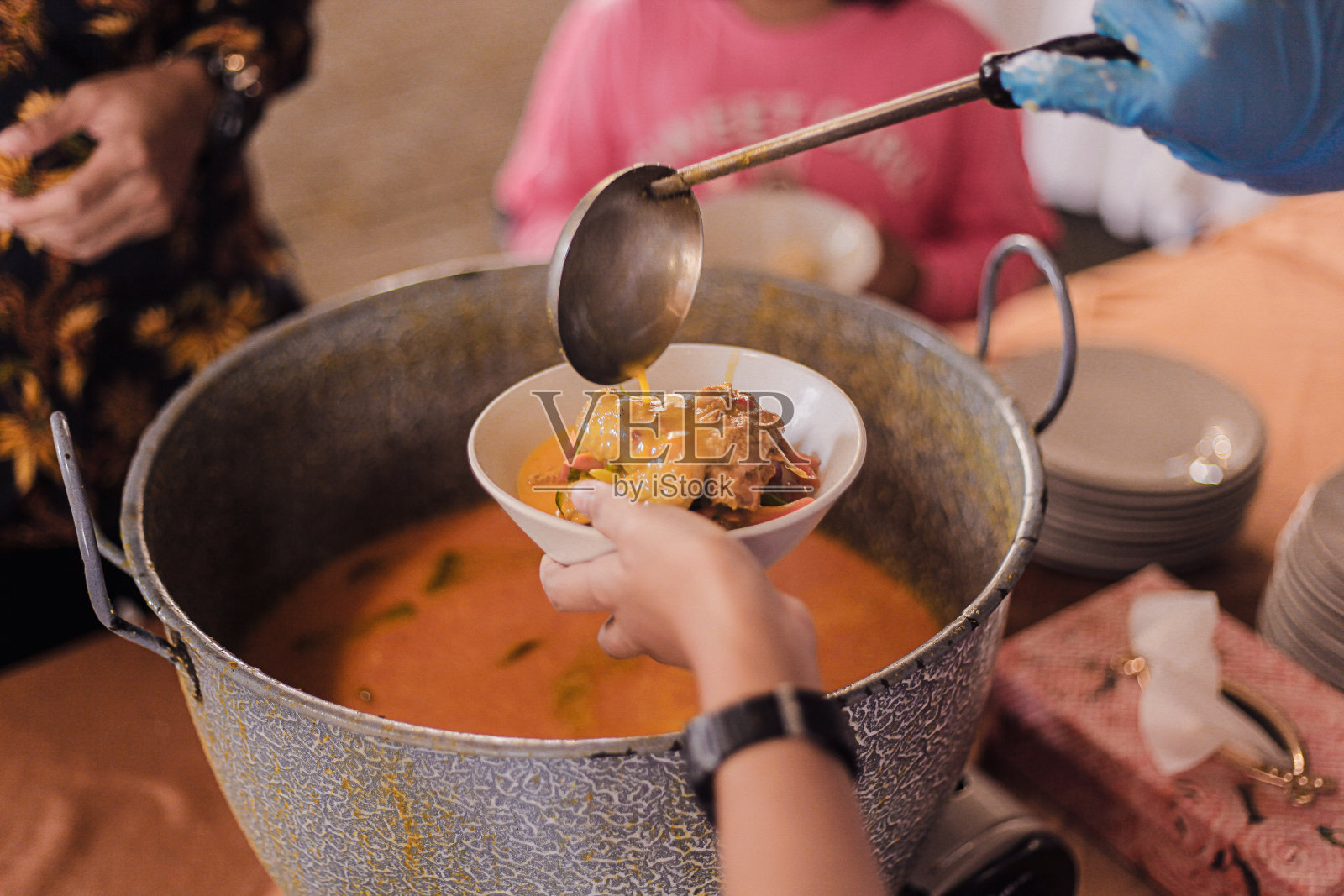 工厂服务员照片摄影图片