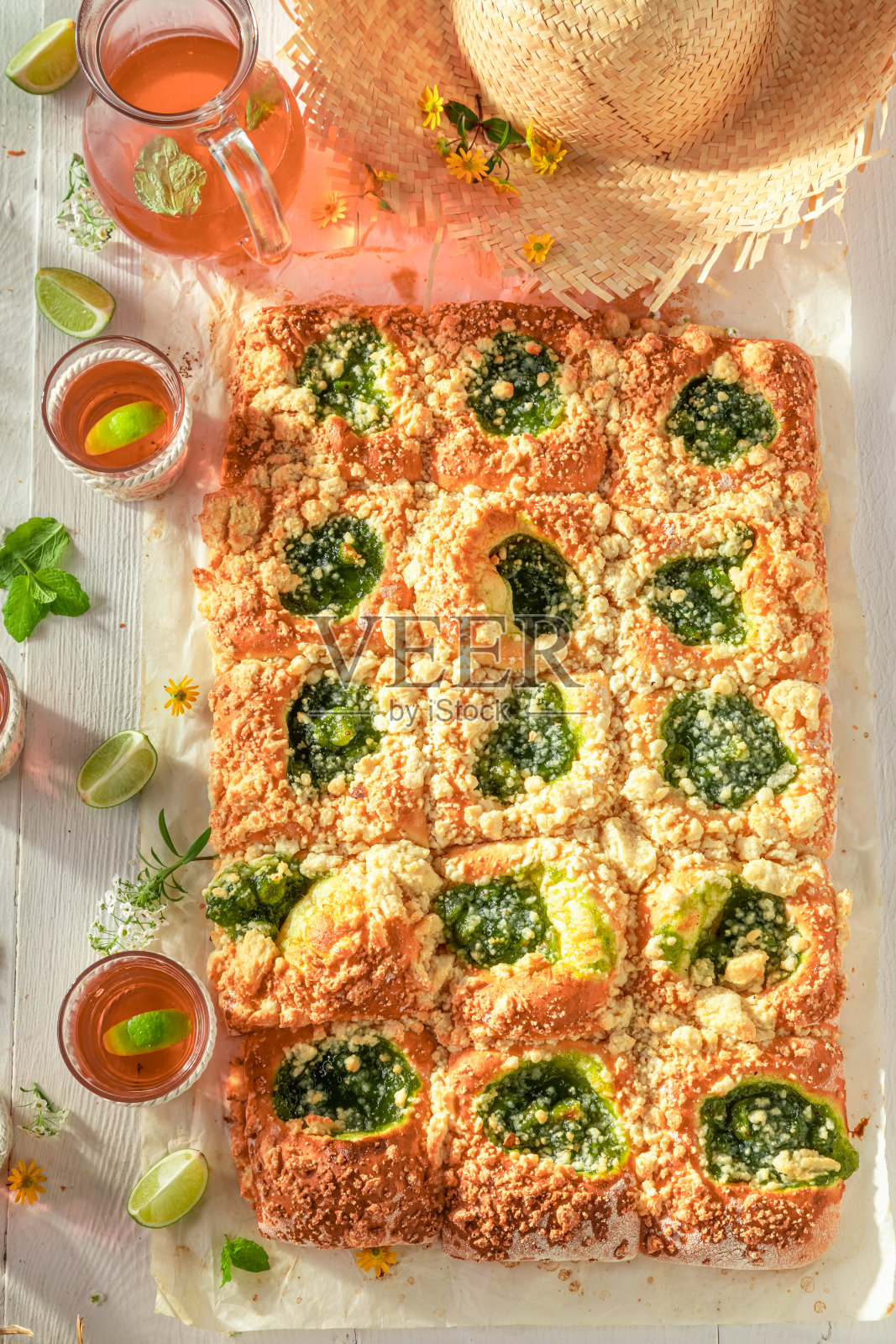 自制醋栗酵母蛋糕配茶。照片摄影图片