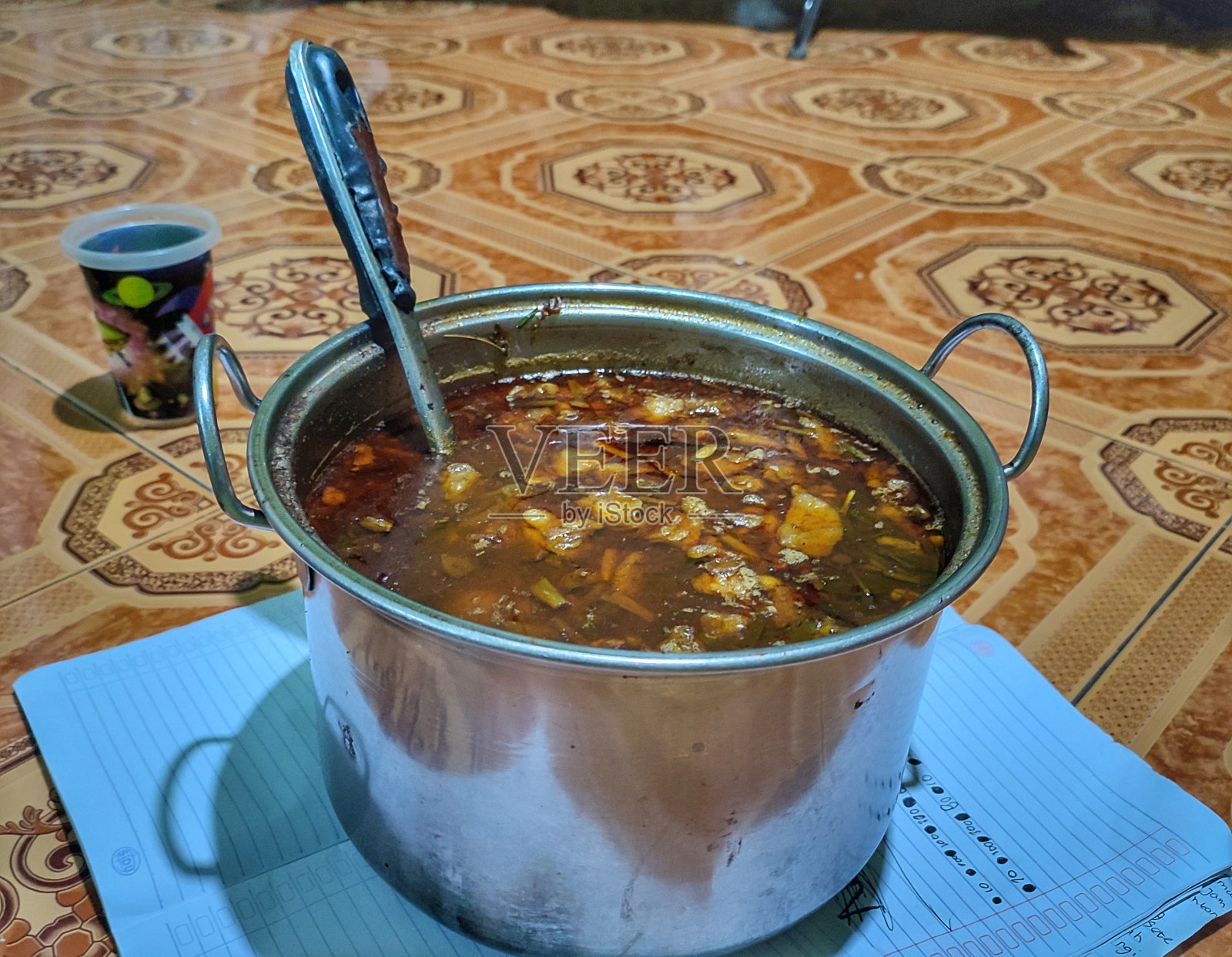 满满一锅传统的东爪哇菜“rawon”,是用牛肉和黑汤做成的照片摄影图片